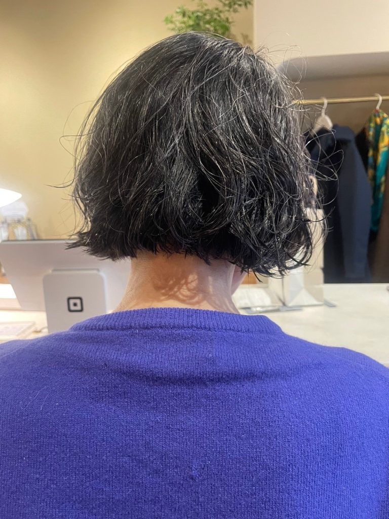 グレーヘアマニキュア×無造作ボブ